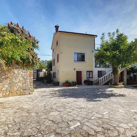 Barat Apartament *
