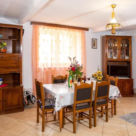 Faris Apartment